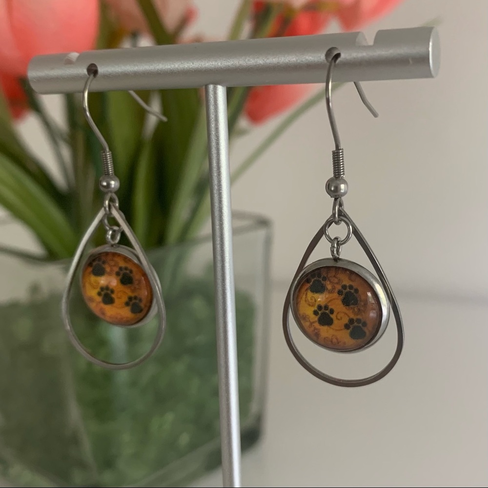 Adorable paw print earrings, pet